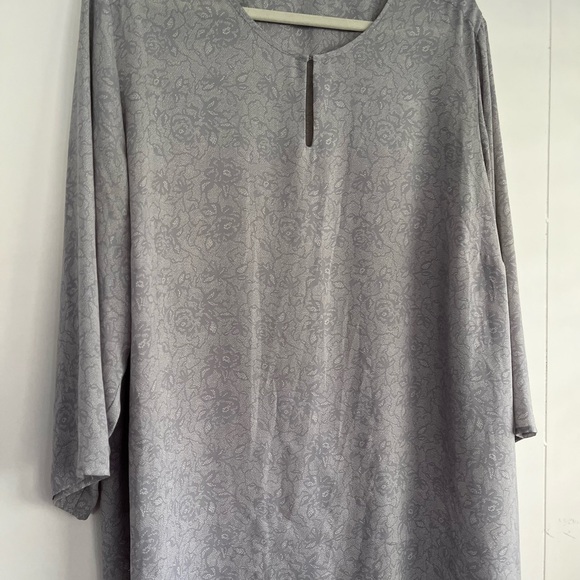Violet & Claire Gray Floral Tunic Blouse Size 3X - Picture 6 of 9